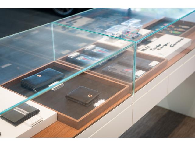ポルシェ正規ディーラーでは、認定中古車や整備に加え、ポルシェオリジナルグッズも多数ご用意。販売からアフターサービス、ライフスタイルまで、上質なカーライフをサポートします。