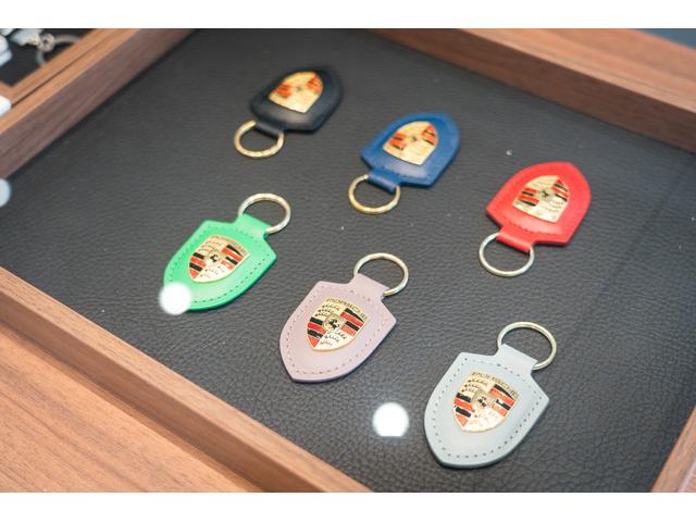 ポルシェ正規ディーラーでは、認定中古車や整備に加え、ポルシェオリジナルグッズも多数ご用意。販売からアフターサービス、ライフスタイルまで、上質なカーライフをサポートします。