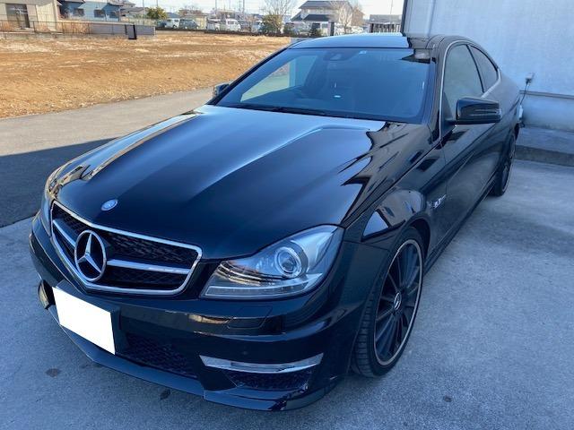 Ｃクラス Ｃ６３　ＡＭＧクーペ　Ｃ６３　ＡＭＧクーペ　パフォーマンスパッケージ　ＡＭＧマットブラック１９インチアルミ　アルカンターラコンビステアリング　カーボンリアスポイラー　レッドブレーキキャリパー　ナビ　地デジ（4枚目）