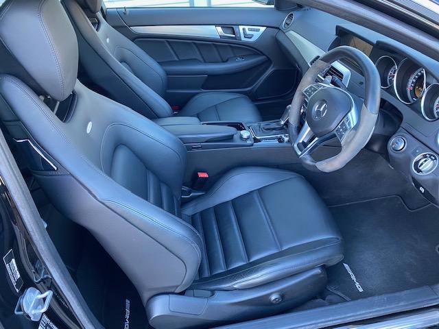 Ｃクラス Ｃ６３　ＡＭＧクーペ　Ｃ６３　ＡＭＧクーペ　パフォーマンスパッケージ　ＡＭＧマットブラック１９インチアルミ　アルカンターラコンビステアリング　カーボンリアスポイラー　レッドブレーキキャリパー　ナビ　地デジ（19枚目）