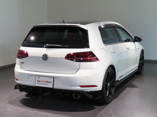ゴルフＧＴＩ ＴＣＲ　認定中古車　６００台限定車　アクラポビッチマフラー　希少車種　バックカメラ　前後障害物センサー　Ｂｌｕｅｔｏｏｔｈ接続　ＴＣＲ専用シート　オートクルーズコントロール　禁煙車　ＬＥＤヘッドライト（4枚目）