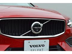 フロントカメラはデザインも重視しＶＯＬＶＯのロゴマークに内蔵されています 6
