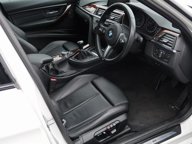 320i Mスポーツ 6MT ブラックレザー ヘッドアップディスプレイ ハーマンカードン 純正19インチアルミ 純正ナビ リアカメラ USB利用可能 ヒ-タ-付パワ-シ-ト クル-ズコントロ-ル アイドリングストップ(6枚目)