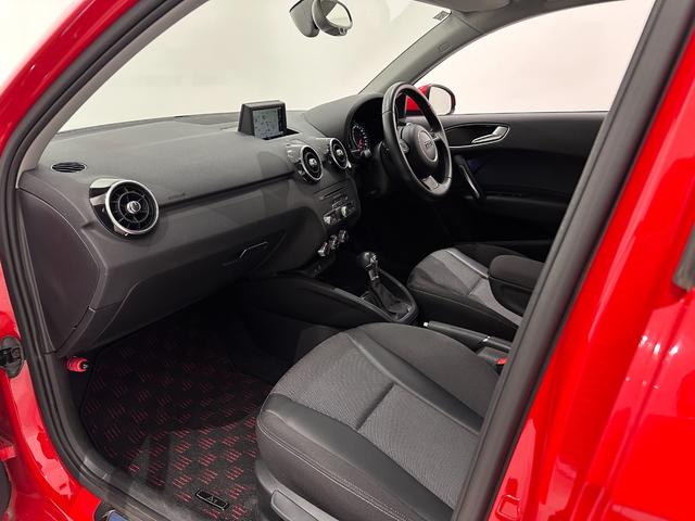 Ａ１スポーツバック １．４ＴＦＳＩシリンダーオンデマンド　スペアキー　純正ナビゲーション　ＴＶ　ＥＴＣ（8枚目）