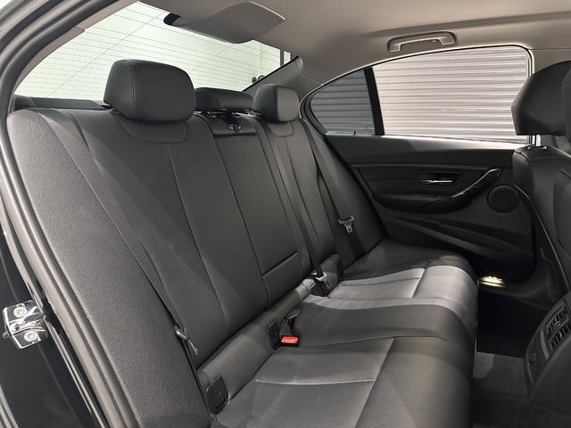 ３シリーズ ３２８ｉラグジュアリー　ワンオーナー　車検２０２７年６月　スペアキー　ブラックレザーシート　シートヒーター　保証書　記録簿　取扱説明書（5枚目）