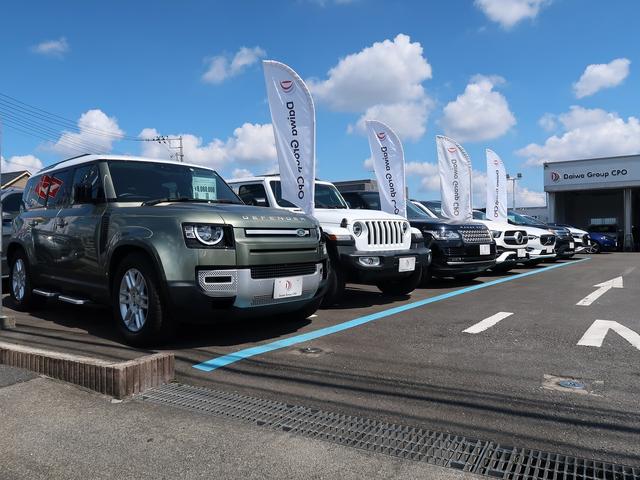 おおきな展示場に魅力ある様々なメーカーのクルマが展示されています。見てるだけでも楽しいですよ。