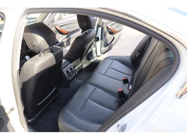 ３シリーズ ３２０ｄ　ラグジュアリー　後期型　ＡＣＣ　自動追従　インテリジェントセーフティー　ドライビングアシスト　本革Ｐシート／ヒーター　純正ＨＤＤナビ　Ｂｌｕｅｔｏｏｔｈ　Ｂカメラ　ＬＥＤ　コンフォートアクセス　アンビエントライト　スマートオープナー　８速ＡＴ（26枚目）