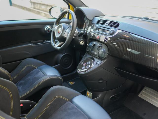 アバルト６９５ トリブートフェラーリ ベースグレード　トリブート専用バッグ２個／ボディカバー／エマージェンシーキット付属（13枚目）