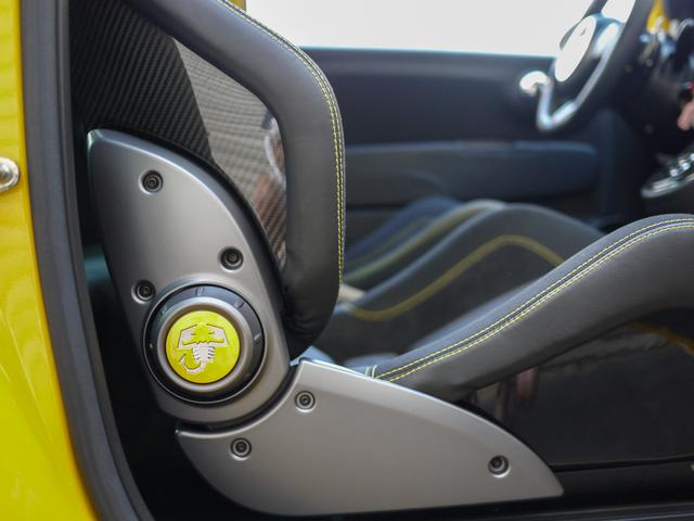 アバルト６９５ トリブートフェラーリ ベースグレード　トリブート専用バッグ２個／ボディカバー／エマージェンシーキット付属（21枚目）