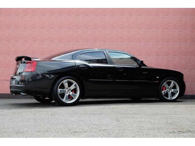 ダッジ・チャージャー ＳＲＴ８　正規ディーラー車／６万ｋｍ／検２年付／２０インチＡＷ／Ｂｒｅｍｂｏキャリパー／ＢＩＬＳＴＥＩＮショック／ＭＯＰＡＲタワーバー／サンルーフ／ＳＲＴスポーツシート／シートヒーター／バックカメラ／ＥＴＣ付（26枚目）