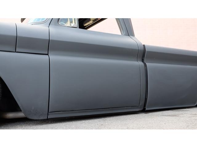 シボレーＣ－１０ 　ロングベッド／３５０ｃｉスモールブロック／ＮＯｘＰＭ適合／１ナンバー普貨／１９６５第一世代／マットブラック／ドアスムージング／エアサス／ダコタデジタルメーター／ベンチシート／全長５２５ｃｍ（15枚目）