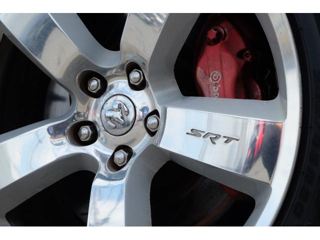 ダッジ・チャージャー ＳＲＴ８　２００８年後期／正規ディーラー車／５万ｋｍ／６．１ＨＥＭＩ／純正２０ＡＷ／Ｂｒｅｍｂｏキャリパー／ＢＩＬＳＴＥＩＮショック／サンルーフ／ＳＲＴ専用シート／ＭＯＰＡＲ＆ＨＵＲＳＴシフト／純正ＨＤＤナビ（9枚目）