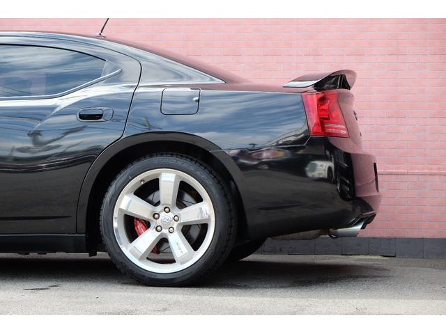 ダッジ・チャージャー ＳＲＴ８　２００８年後期／正規ディーラー車／５万ｋｍ／６．１ＨＥＭＩ／純正２０ＡＷ／Ｂｒｅｍｂｏキャリパー／ＢＩＬＳＴＥＩＮショック／サンルーフ／ＳＲＴ専用シート／ＭＯＰＡＲ＆ＨＵＲＳＴシフト／純正ＨＤＤナビ（18枚目）