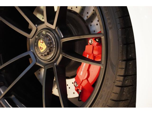 ９１１ ９１１カレラＧＴＳ　スポーツクロノパッケージ　スポーツデザインパッケージ　電動ガラスサンルーフ　イオナイザー　エクスクルーシブデザインテールライト　全周囲カメラ　シートヒーター　ガラスルーフ（37枚目）