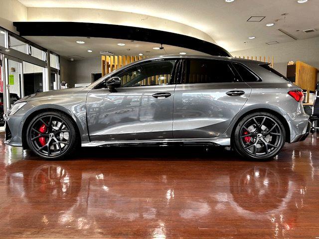 ＲＳ３スポーツバック ベースグレード　ＲＳデザインパッケージレッド・ＲＳスポーツエキゾースト・ＲＳダンピングコントロールサスペンション・サンルーフ・ＳＯＮＯＳサウンド・カラードブレーキキャリパーレッド・シートヒーター・ドラレコ（4枚目）