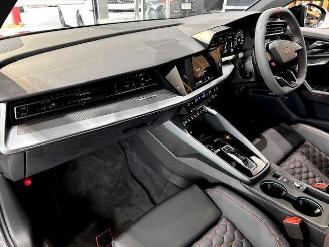 ＲＳ３スポーツバック ベースグレード　ＲＳデザインパッケージレッド・ＲＳスポーツエキゾースト・ＲＳダンピングコントロールサスペンション・サンルーフ・ＳＯＮＯＳサウンド・カラードブレーキキャリパーレッド・シートヒーター・ドラレコ（9枚目）