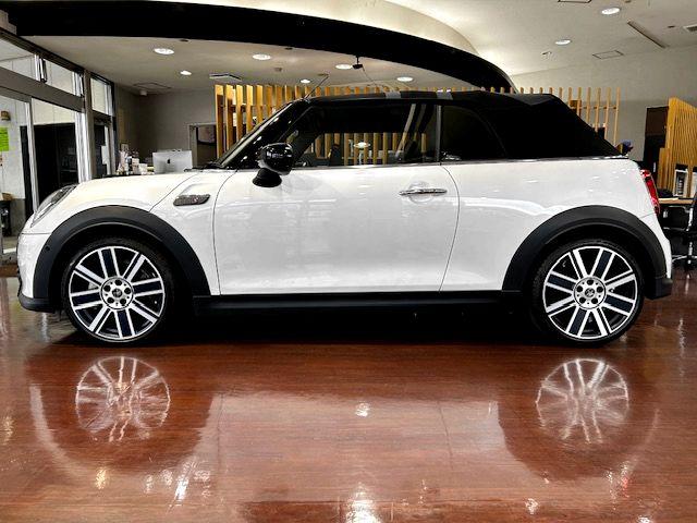 MINI クーパSコンバチブルプレミアムプラPミニユアズトリム MINI Yoursレザーシート・ユニオンジャック幌・ワンオーナー(4枚目)