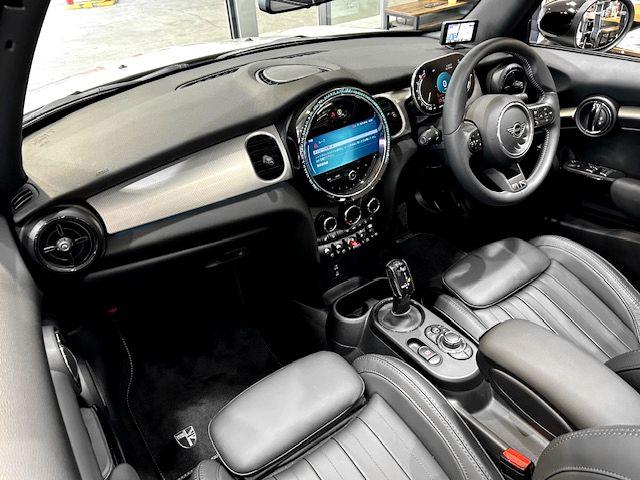 MINI クーパSコンバチブルプレミアムプラPミニユアズトリム MINI Yoursレザーシート・ユニオンジャック幌・ワンオーナー(11枚目)