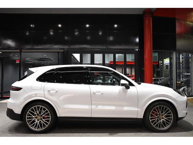 ２１インチＲＳスパイダーデザインホイール　アーチエクステンション付き・アダプティブエアサスペンション　ＰＡＳＭ含む・純正ナビゲーション・ＢＯＳＥサウンドシステム・スポーツマフラーエンドパイプ　ブラック