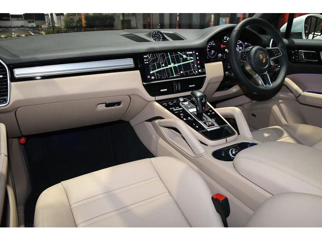 スポーツシート　８ＷＡＹ　電動調整・シートヒーター　前後・ポルシェクレスト　ヘッドレストエンボス・パノラミックルーフ・スポーツクロノパッケージ