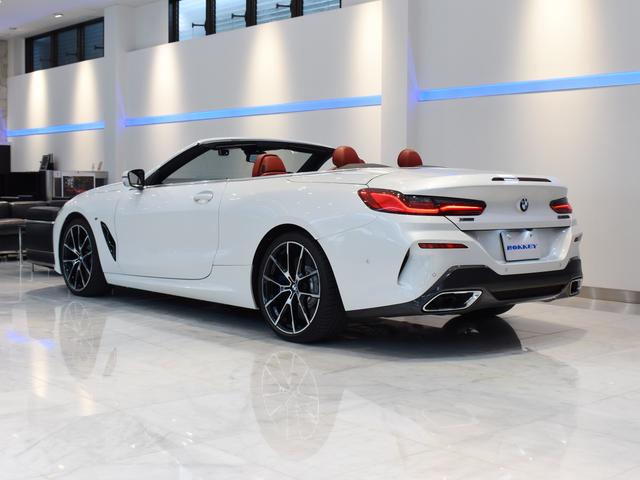 ８シリーズ Ｍ８５０ｉ　ｘＤｒｉｖｅカブリオレ　ミネラルホワイト　黒赤レザー　ＢｏｗｅｒｓＷｉｌｋｉｎｓ　シートヒーター　ベンチレーション　エアスカーフ（3枚目）