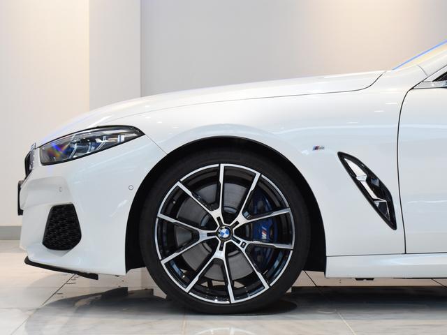 ８シリーズ Ｍ８５０ｉ　ｘＤｒｉｖｅカブリオレ　ミネラルホワイト　黒赤レザー　ＢｏｗｅｒｓＷｉｌｋｉｎｓ　シートヒーター　ベンチレーション　エアスカーフ（5枚目）