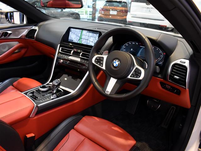 ８シリーズ Ｍ８５０ｉ　ｘＤｒｉｖｅカブリオレ　ミネラルホワイト　黒赤レザー　ＢｏｗｅｒｓＷｉｌｋｉｎｓ　シートヒーター　ベンチレーション　エアスカーフ（6枚目）