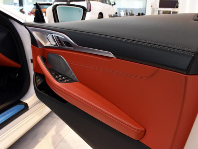 ８シリーズ Ｍ８５０ｉ　ｘＤｒｉｖｅカブリオレ　ミネラルホワイト　黒赤レザー　ＢｏｗｅｒｓＷｉｌｋｉｎｓ　シートヒーター　ベンチレーション　エアスカーフ（17枚目）