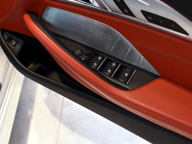 ８シリーズ Ｍ８５０ｉ　ｘＤｒｉｖｅカブリオレ　ミネラルホワイト　黒赤レザー　ＢｏｗｅｒｓＷｉｌｋｉｎｓ　シートヒーター　ベンチレーション　エアスカーフ（19枚目）