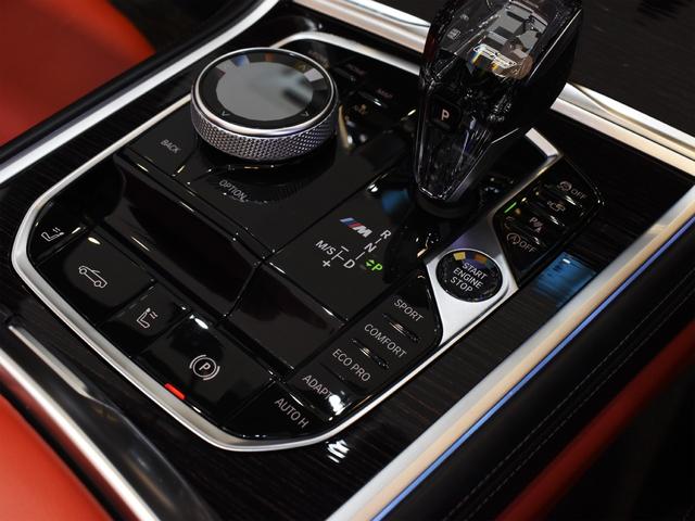 ８シリーズ Ｍ８５０ｉ　ｘＤｒｉｖｅカブリオレ　ミネラルホワイト　黒赤レザー　ＢｏｗｅｒｓＷｉｌｋｉｎｓ　シートヒーター　ベンチレーション　エアスカーフ（35枚目）