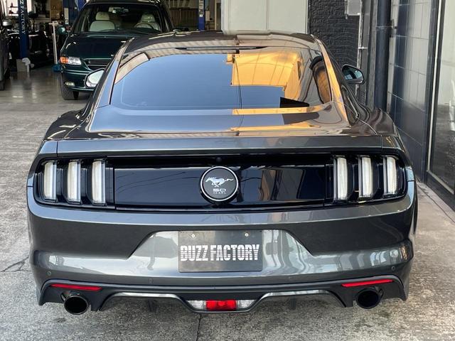 マスタング ５０イヤーズ　エディション　マグネティック　黒革シート　２．３Ｌ直４ターボエンジン　ＥＣＯＢＯＯＳＴ　純正ブラック１９ＡＷ　ビッグキャリパー　正規ディーラー車（8枚目）