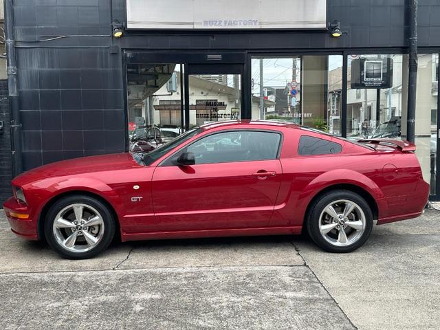 マスタング Ｖ８　ＧＴ　プレミアム　黒革シート　正規Ｄ車　純正１８ＡＷ　４．６Ｌ（4枚目）