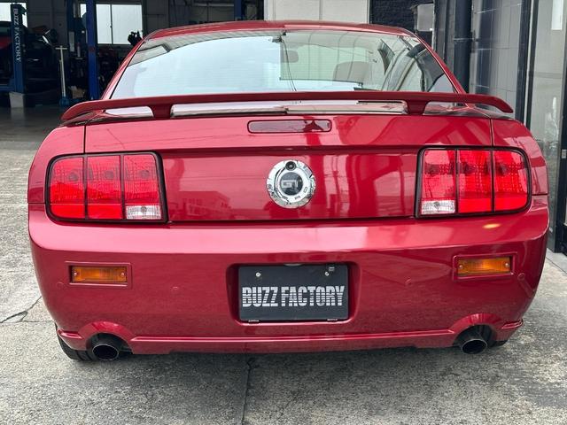 マスタング Ｖ８　ＧＴ　プレミアム　黒革シート　正規Ｄ車　純正１８ＡＷ　４．６Ｌ（6枚目）