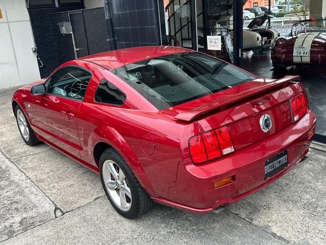 マスタング Ｖ８　ＧＴ　プレミアム　黒革シート　正規Ｄ車　純正１８ＡＷ　４．６Ｌ（8枚目）