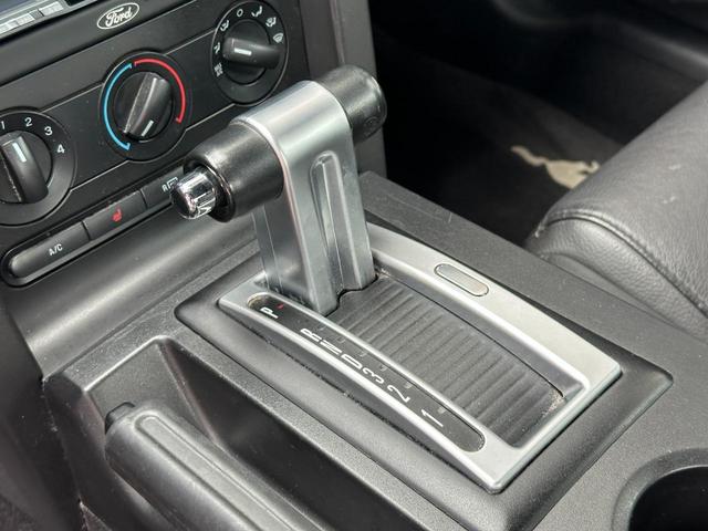 マスタング Ｖ８　ＧＴ　プレミアム　黒革シート　正規Ｄ車　純正１８ＡＷ　４．６Ｌ（21枚目）