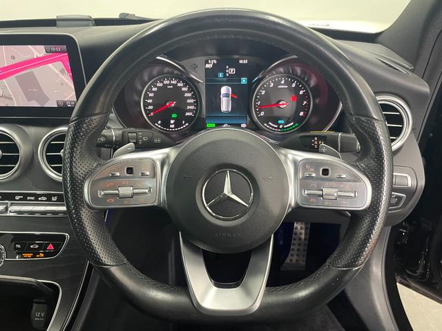 ステアリング周りもご覧の通り。ステアリングスイッチで簡単にオーディオ操作やメーターディスプレイに表示される各種インフォメーションの表示変更が可能。また、背面にはパドルシフトが備っております。