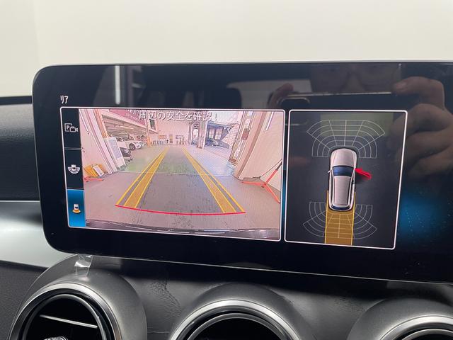 パークトロニックセンサーと舵角センサー付きの純正バックカメラは非常に使い勝手が良く、駐車も安心して行う事が出来ます。また、並列、縦列ともに対応のアクティブパーキングアシストが備わっております。