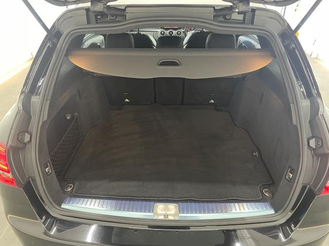 カーゴスペースは、開口部が広く、高さもあるのでお荷物の積み下ろしも楽々行う事が出来ます。また、自動開閉テールゲートが備わり、力いらずのワンタッチで楽々テールゲートの開閉が行えます。