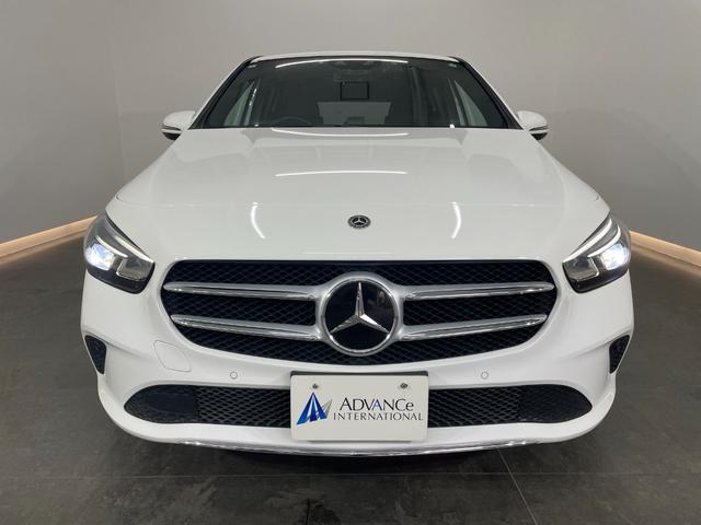 ボディカラーは純正色となるポーラホワイトを設定。寒色系のホワイトで清潔感とエレガンスさを印象付けております。