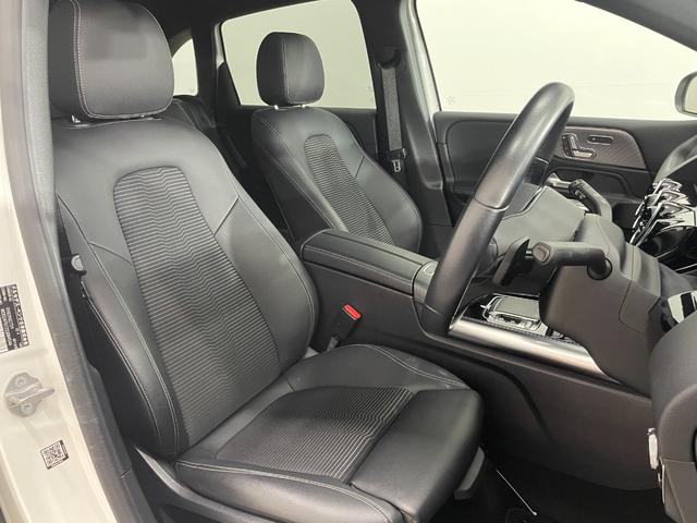 高級感と快適性を併せ持ったハーフレザーシート。クッション性が高いながら、両サイドのサポート部分がドライビングポジションの安定に貢献いたします。