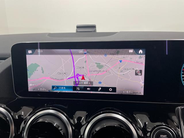ステアリング周りもご覧の通り。ステアリングスイッチで簡単にオーディオ操作やメーターディスプレイに表示される各種インフォメーションの表示変更が可能。また、背面にはパドルシフトが備っております。