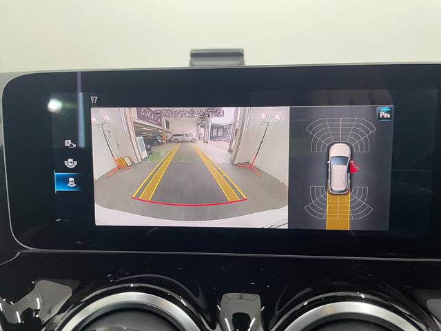 パークトロニックセンサーと舵角センサー付きの純正バックカメラは非常に使い勝手が良く、駐車も安心して行う事が出来ます。また、並列、縦列ともに対応のアクティブパーキングアシストが備わっております。