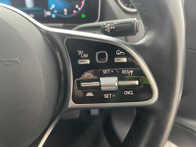 人気のレーダーセーフティパッケージは、プレセーフブレーキとディストロニックプラス、レーンキープアシスト、ブラインドスポットアシストが備わります。