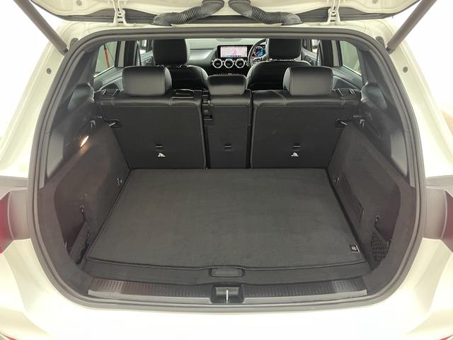 カーゴスペースは、開口部が広く、高さもあるのでお荷物の積み下ろしも楽々行う事が出来ます。また、自動開閉テールゲートが備わり、力いらずのワンタッチで楽々テールゲートの開閉が行えます。