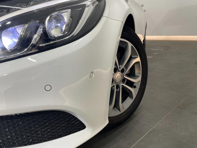 足元は純正となるアバンギャルド専用１７インチ５ツインスポークアルミホイールを装着。