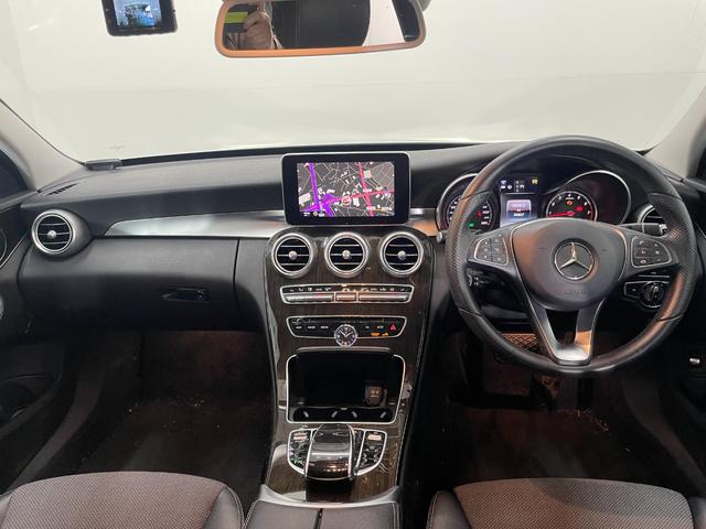 メルセデスは輸入車の中でも、高級車の代名詞として、エントリークラスからハイエンドクラスまで、競合車に負けないレベルの高級感あふれるインテリアが大きな魅力のひとつでございます。