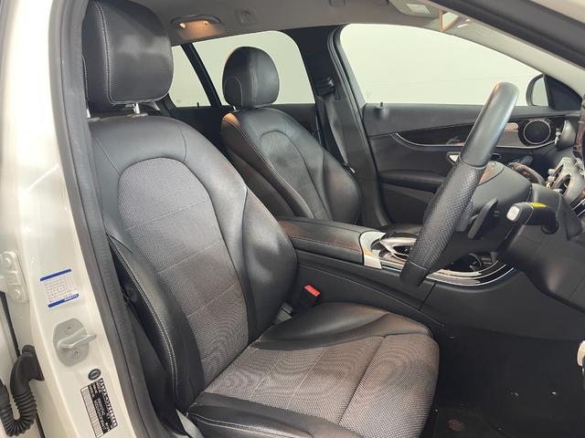 高級感と快適性を併せ持ったハーフレザーシート。クッション性が高いながら、両サイドのサポート部分がドライビングポジションの安定に貢献いたします。