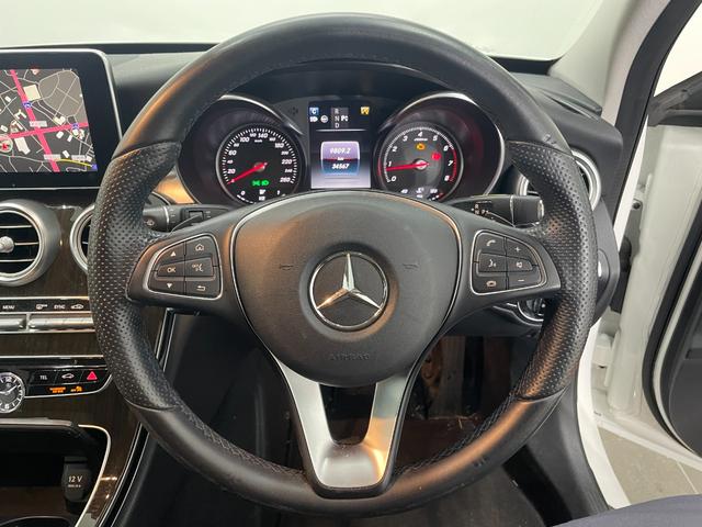 ステアリング周りもご覧の通り。ステアリングスイッチで簡単にオーディオ操作やメーターディスプレイに表示される各種インフォメーションの表示変更が可能。また、背面にはパドルシフトが備っております。