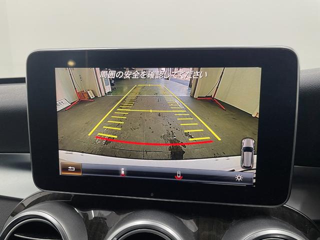 パークトロニックセンサーと舵角センサー付きの純正バックカメラは非常に使い勝手が良く、駐車も安心して行う事が出来ます。