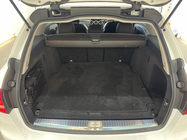 カーゴスペースは、開口部が広く、高さもあるのでお荷物の積み下ろしも楽々行う事が出来ます。また、自動開閉テールゲートが備わり、力いらずのワンタッチで楽々テールゲートの開閉が行えます。